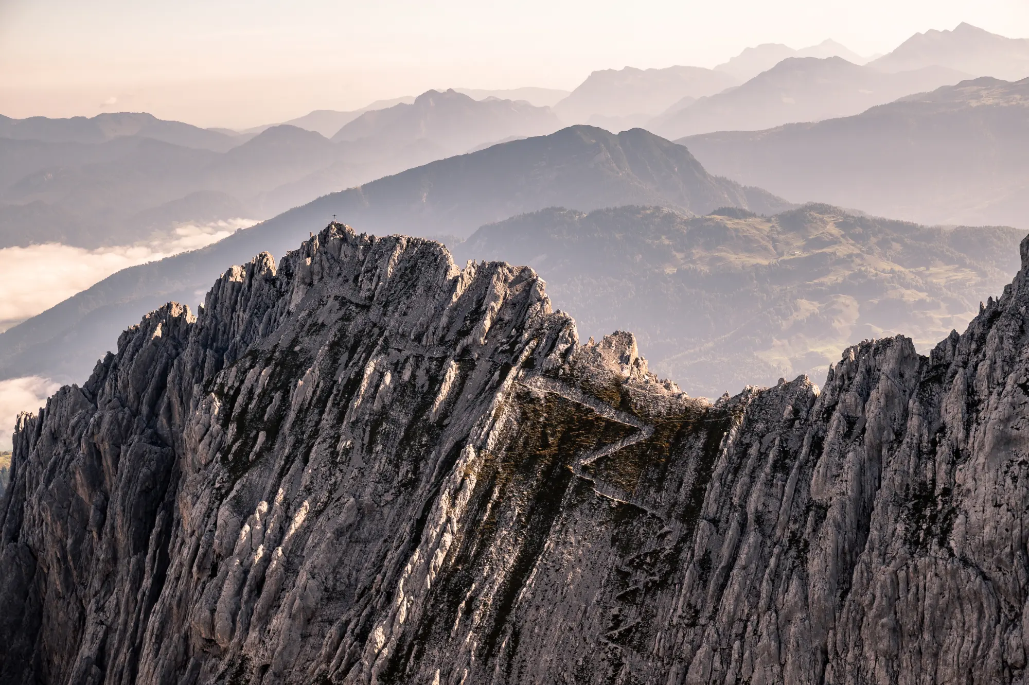 Gipfelkreuz und Bergspitzen am Wilden Kaiser