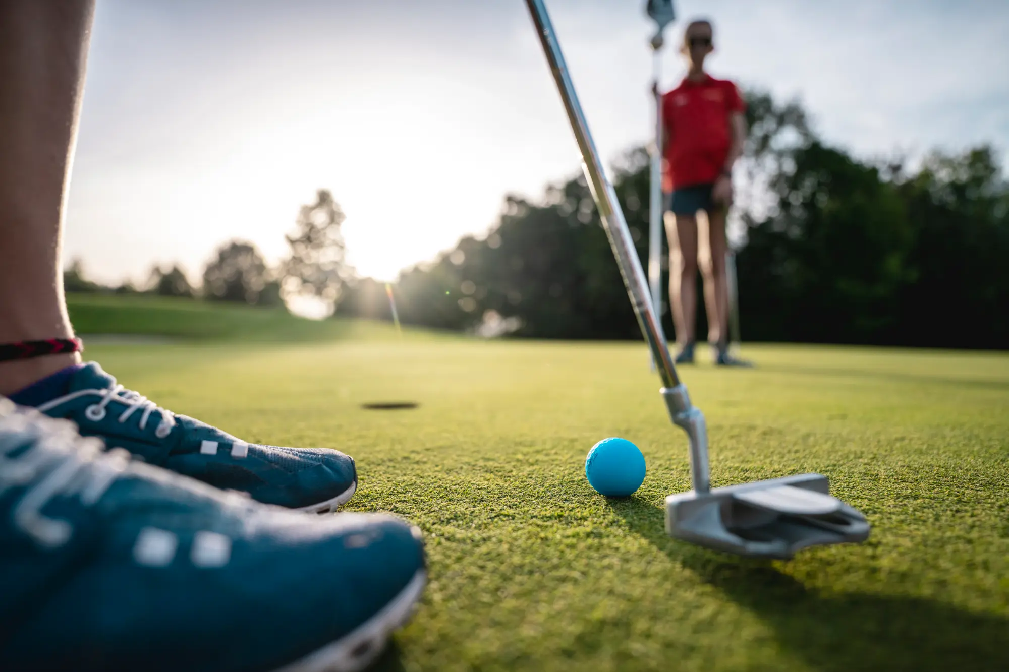 Putter und Ball auf dem Grün des Golfplatzes Wilder Kaiser-Ellmau