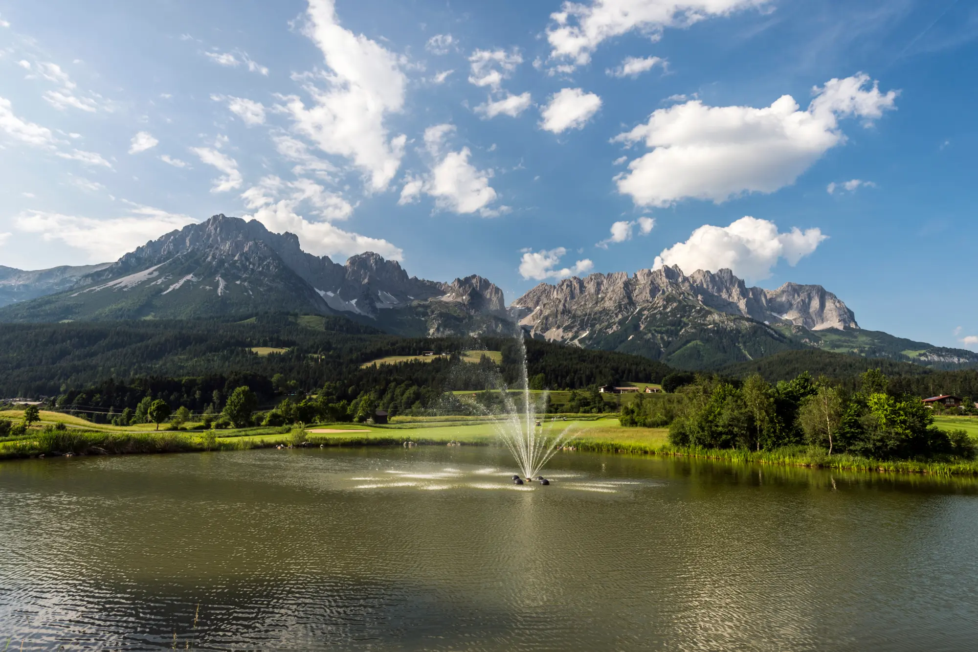 Wasserhindernis mit Fontäne am Golfplatz Ellmau vor dem Wilden Kaiser