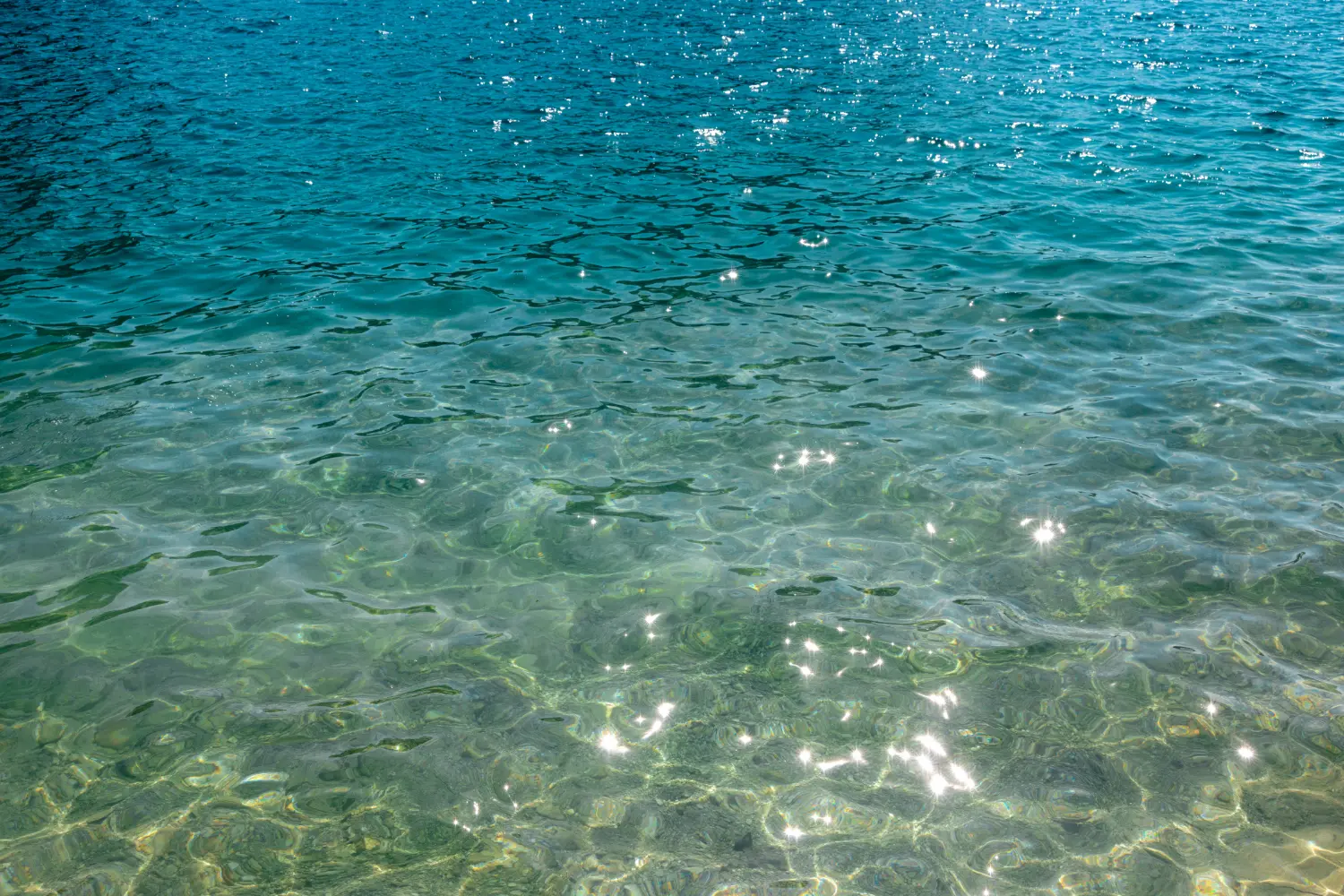 Klares Wasser des Badesees Going in Nahaufnahme