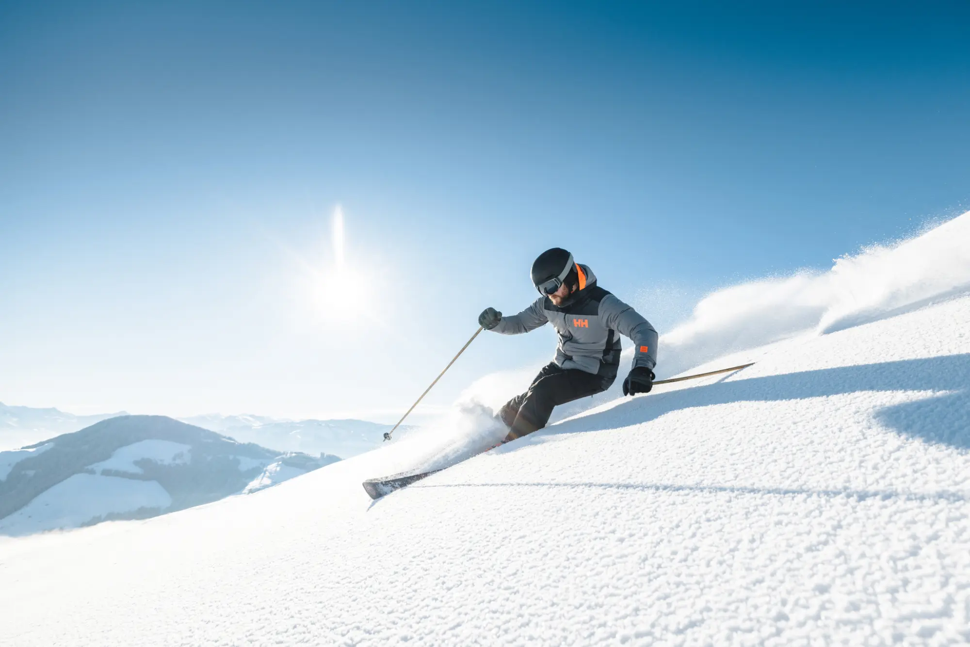 Skifahrer im Schwung auf präparierter Piste in der SkiWelt Wilder Kaiser
