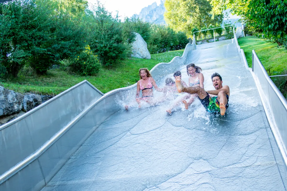 Natur-Badesee Going mit Wasserrutsche — Baden am Wilden Kaiser