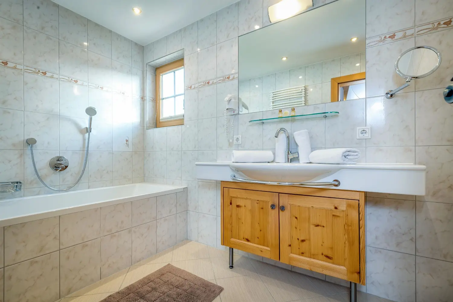 Badezimmer einer Erdgeschosswohnung im Appartementhaus