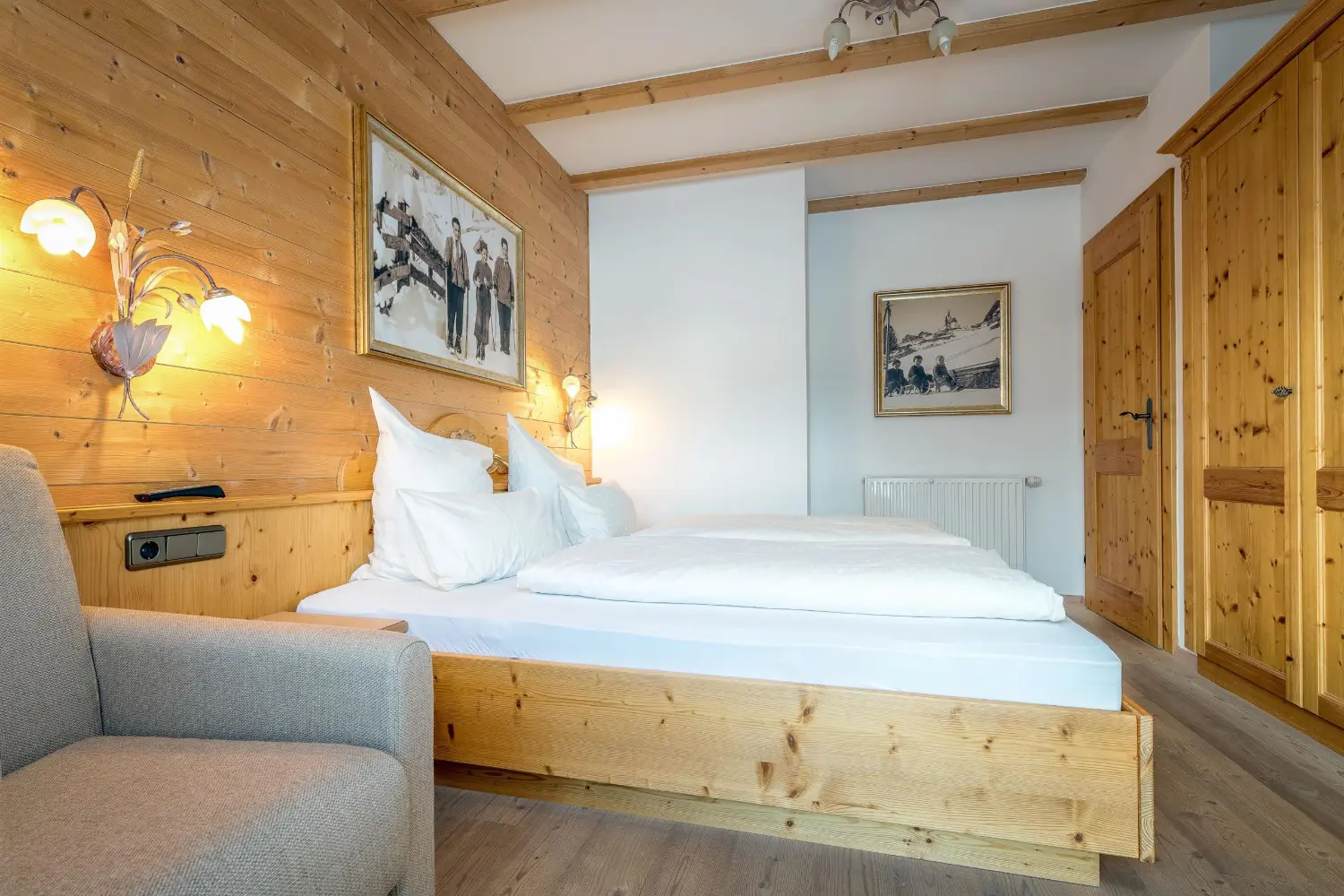 Schlafzimmer einer Erdgeschosswohnung im Appartementhaus