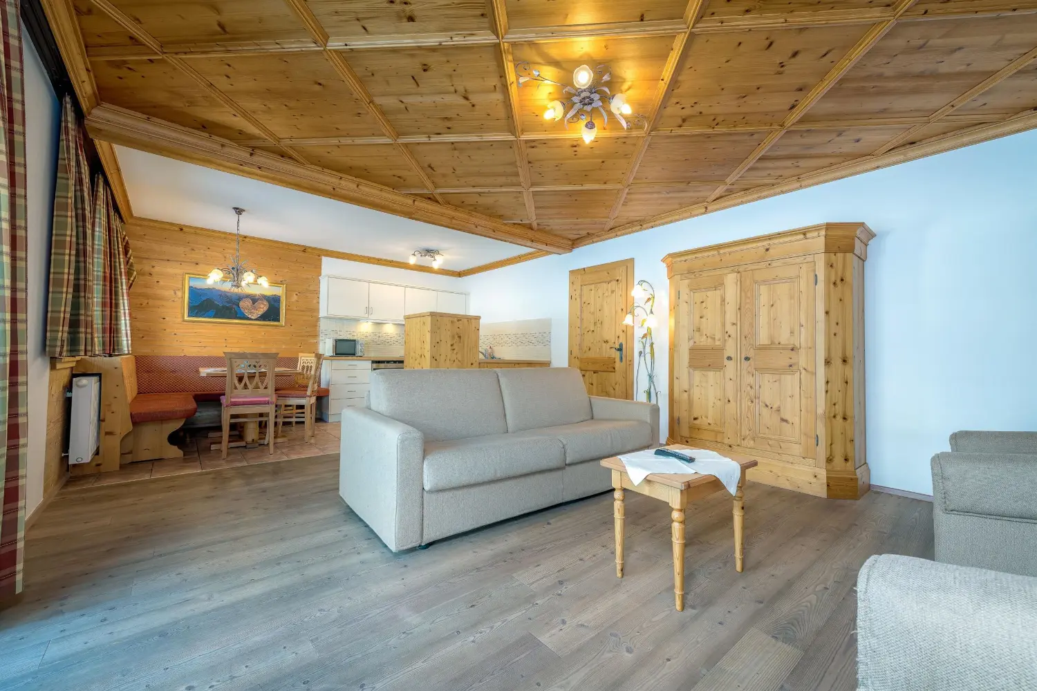 Wohnbereich mit Blick zur Küche im Appartementhaus am Gafalhof