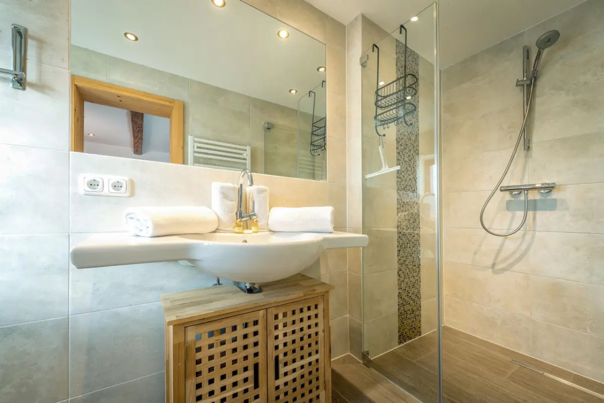 Bathroom with shower in the Astbergblick apartment — farm holiday flat at the Wilder Kaiser
