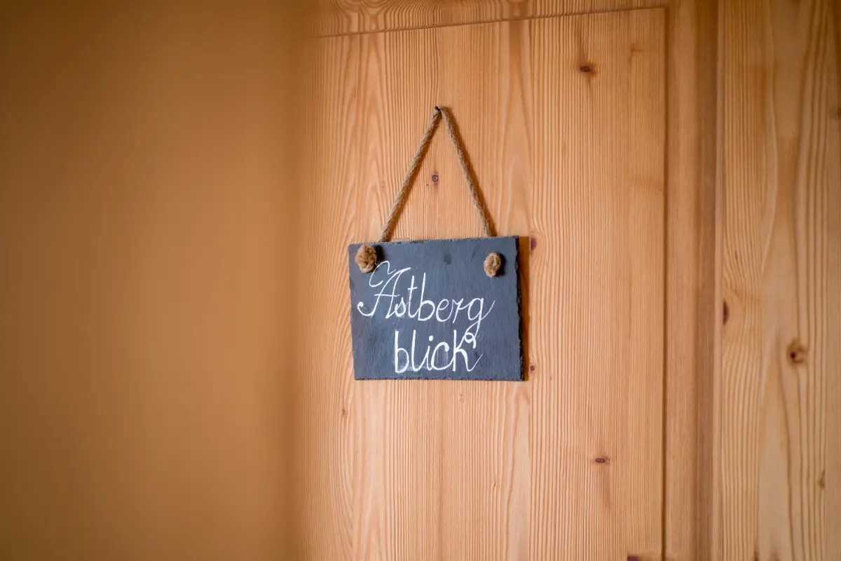 Slate board with the name Astbergblick in the apartment — Gafalhof, Going, Tyrol