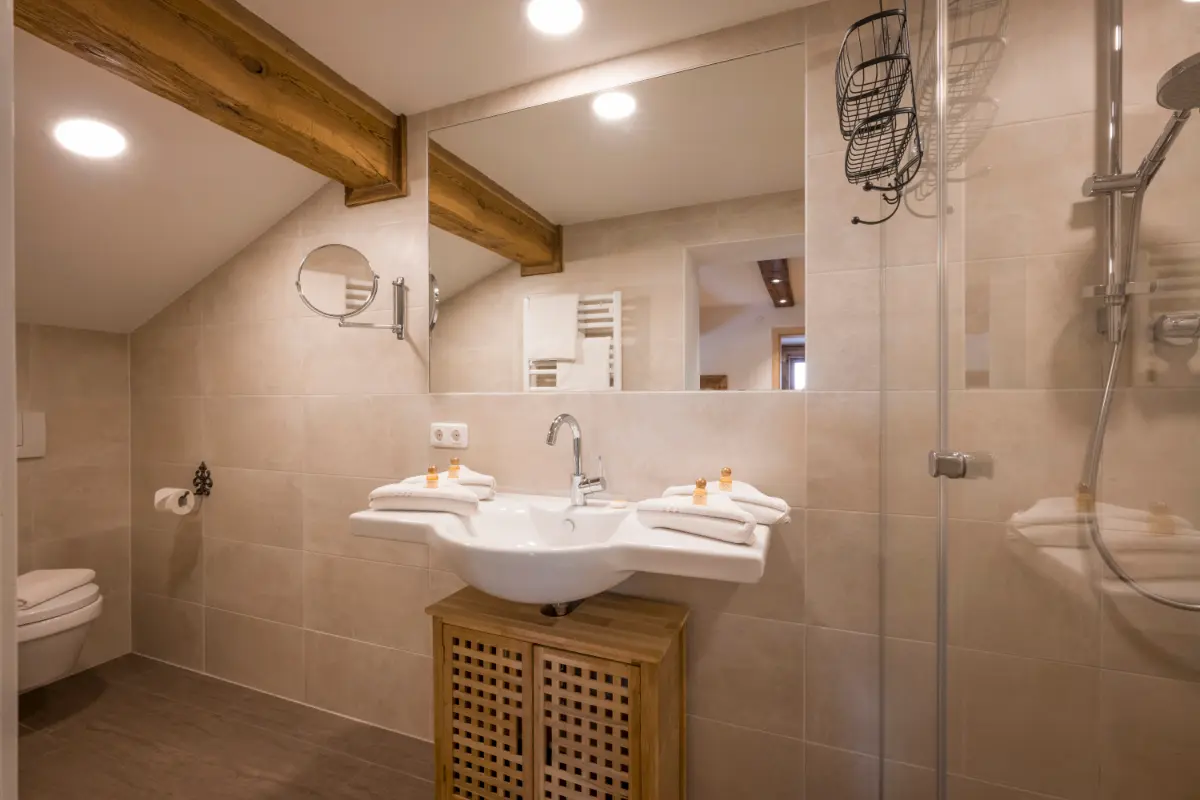 Bathroom in the Sonnblick apartment — farm holiday flat at the Gafalhof in Going