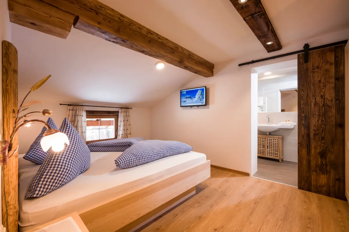 Bedroom in the Sonnblick apartment with a view of the Kaiser — Gafalhof holiday flat, Wilder Kaiser