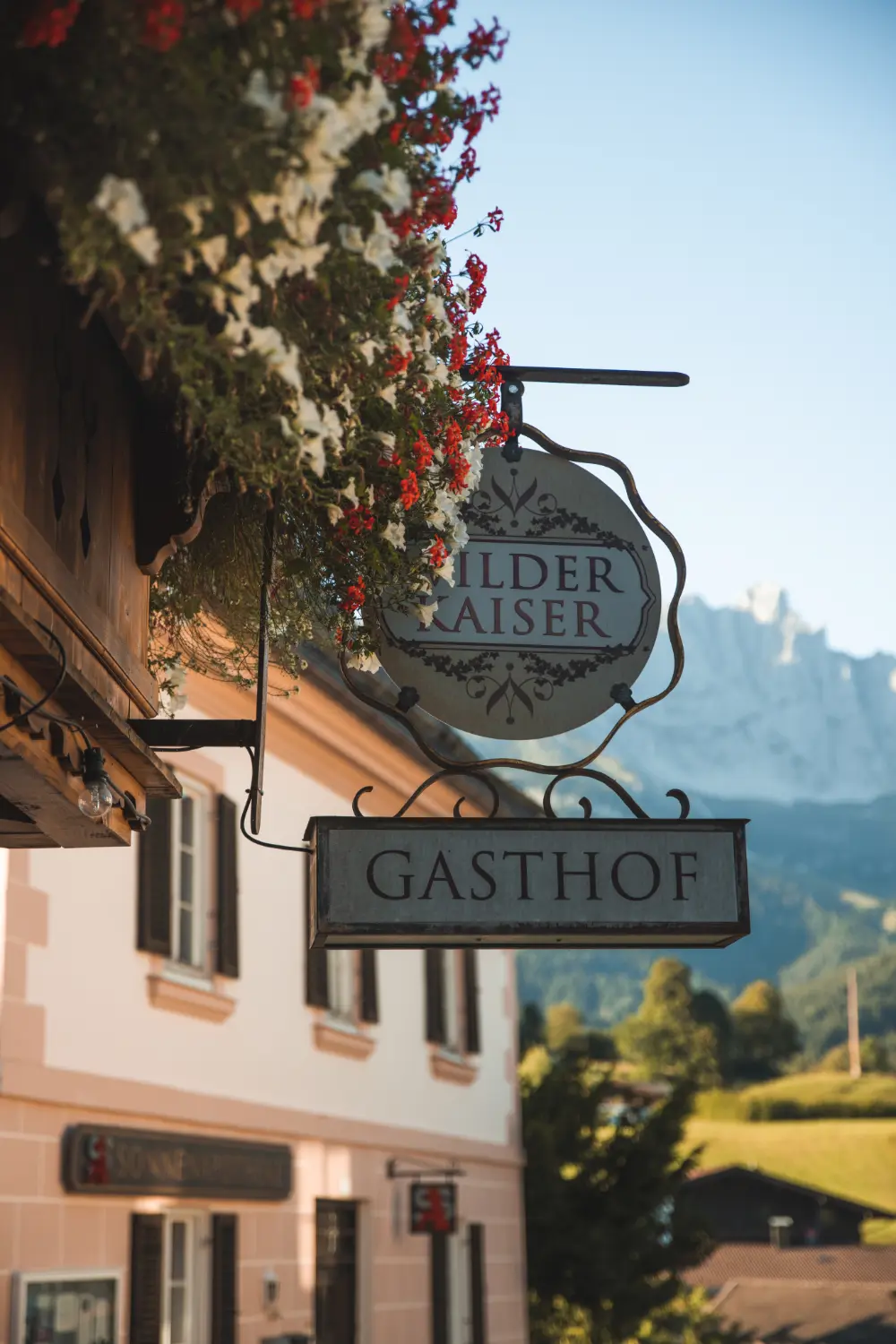 Schmiedeeisernes Wirtshausschild des Gasthofs Wilder Kaiser in Going