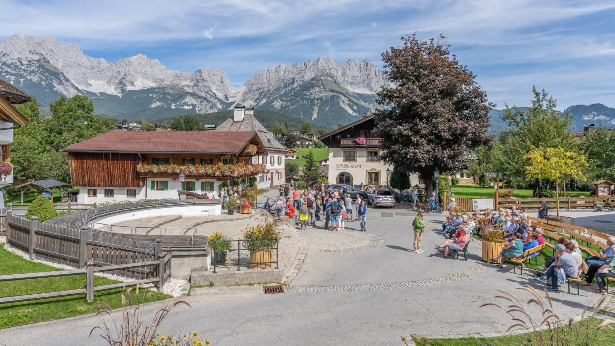 Dorfplatz von Going mit Gastgarten vor dem Wilden Kaiser