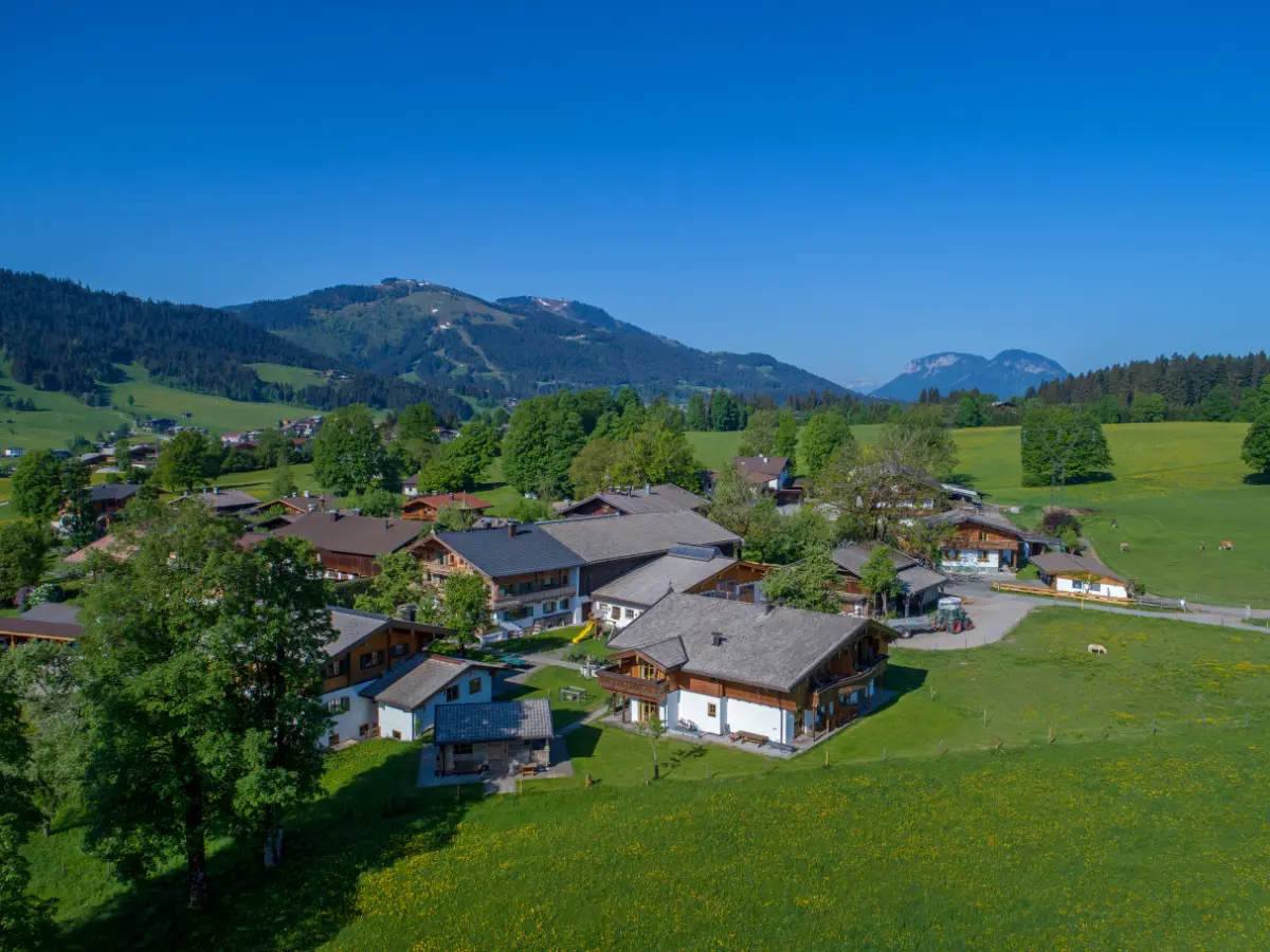 Gafalhof Luftaufnahme mit Blick auf den Wilden Kaiser