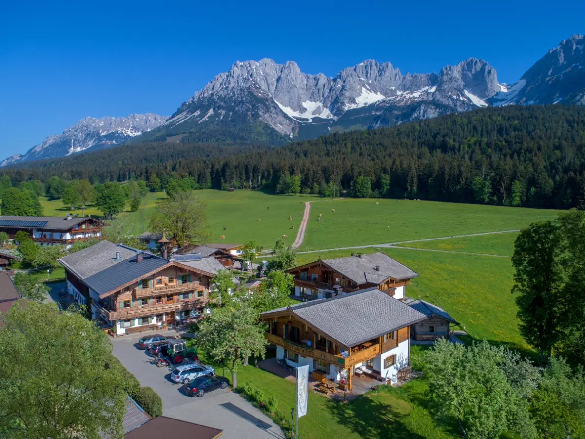 Luftaufnahme des Gafalhofs vor dem Wilden Kaiser