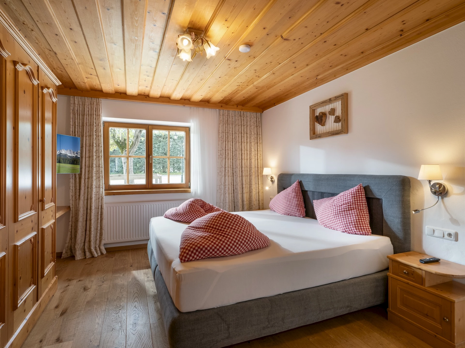 Zweites Schlafzimmer im Erdgeschoss des Tirolerhauses