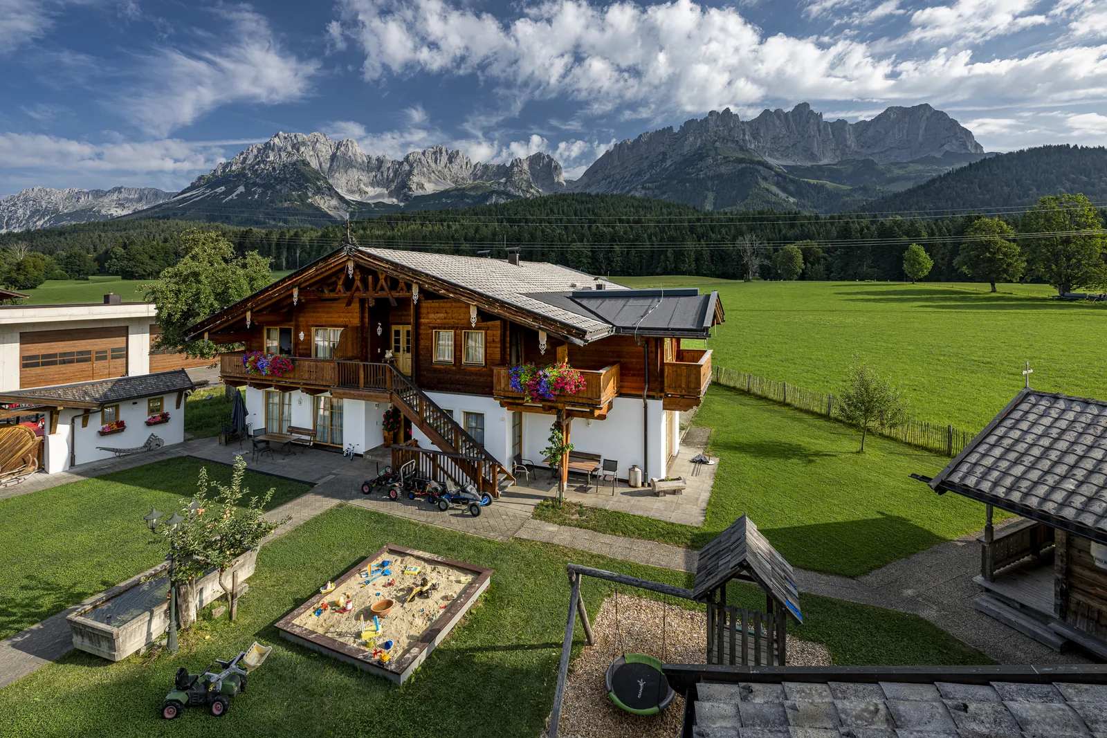 Das Appartementhaus am Gafalhof mit Kaisergebirge und Spielplatz