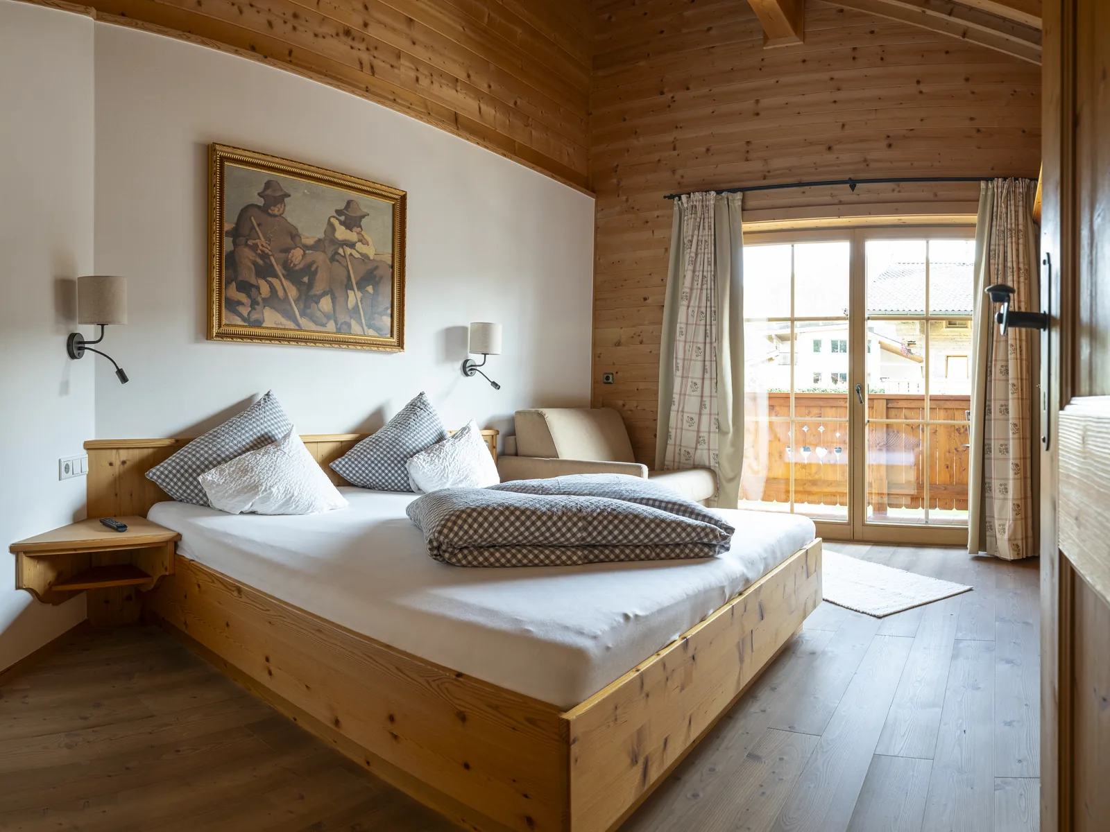 Schlafzimmer mit Doppelbett und Balkonzugang