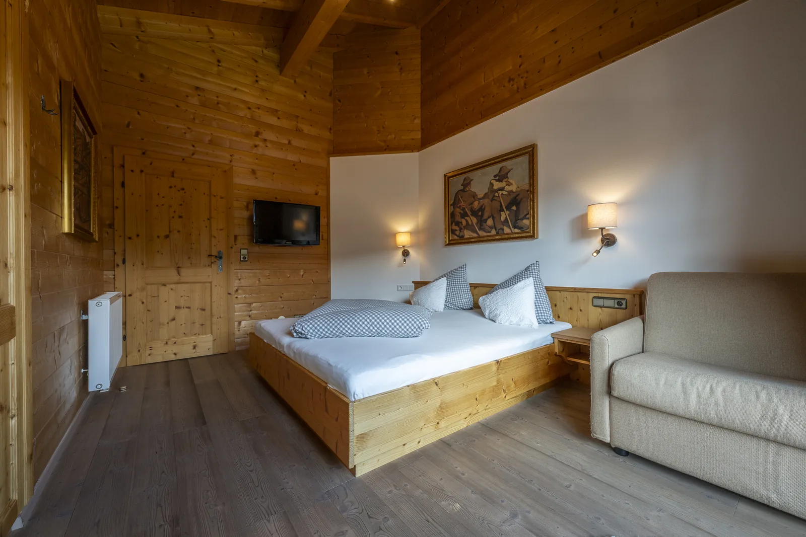 Schlafzimmer mit Doppelbett und Sofa