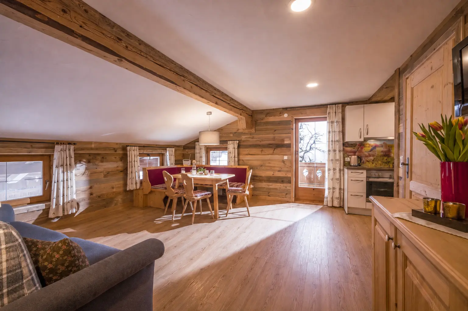 Kitchen-living room in the Alpenblick apartment with a view of the Kitzbüheler Alpen — Gafalhof, Going, Tyrol