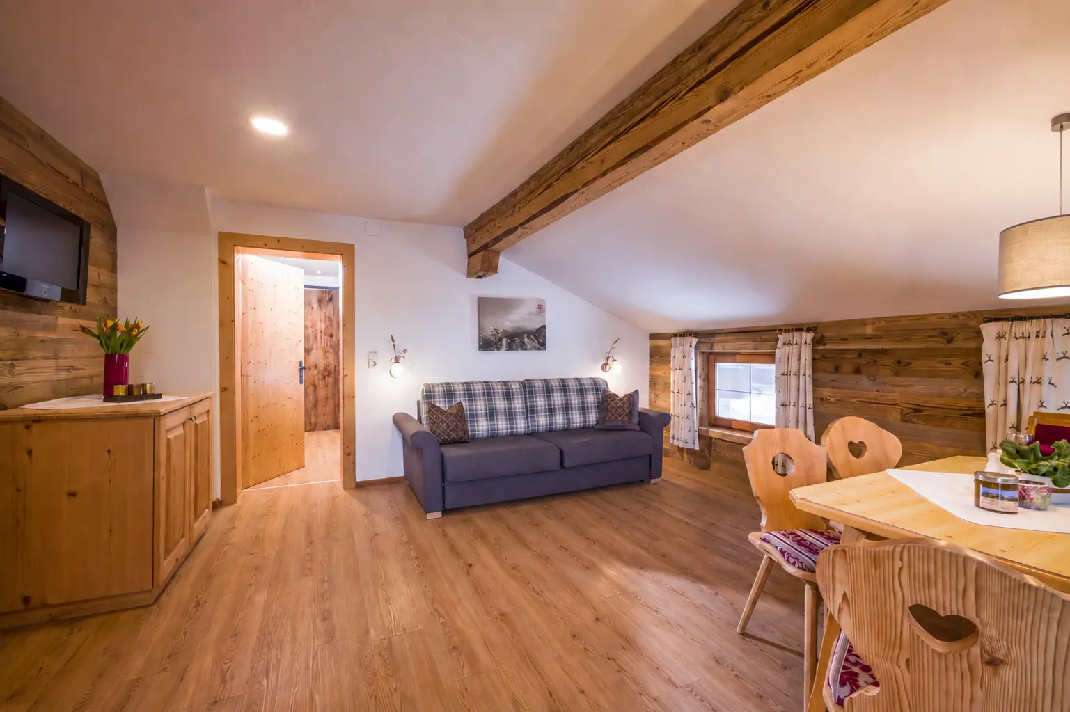 Living room with sofa in the Alpenblick apartment — Gafalhof holiday flat at the Wilder Kaiser