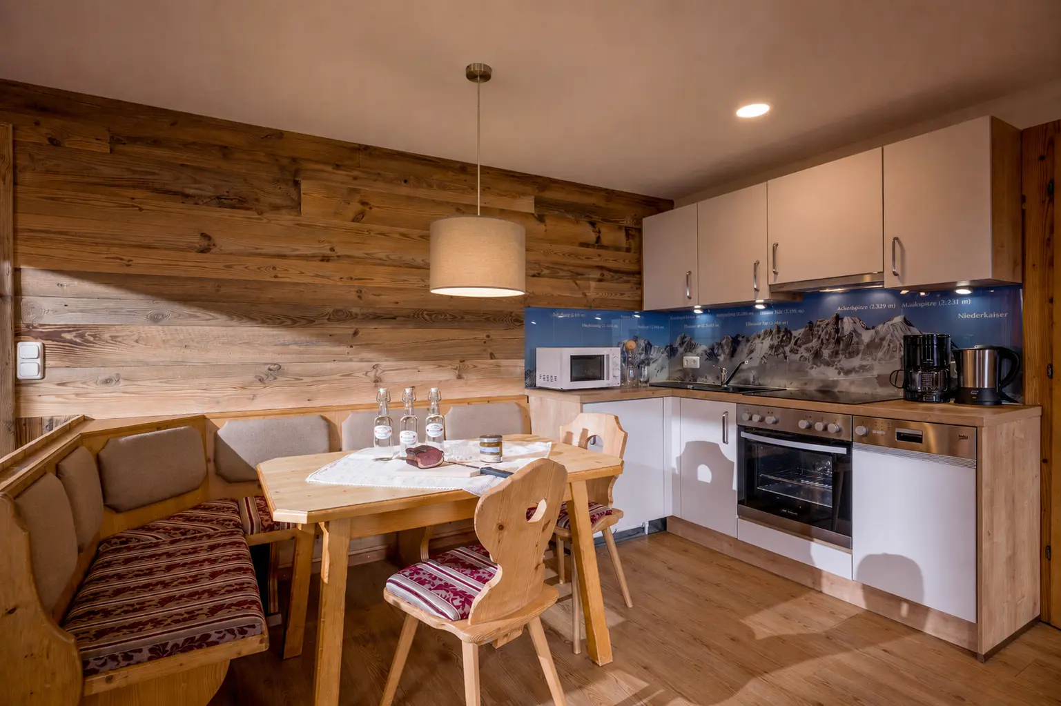 Kitchen-living room in the Astbergblick apartment with a view to the Astberg — Gafalhof holiday flat, Going