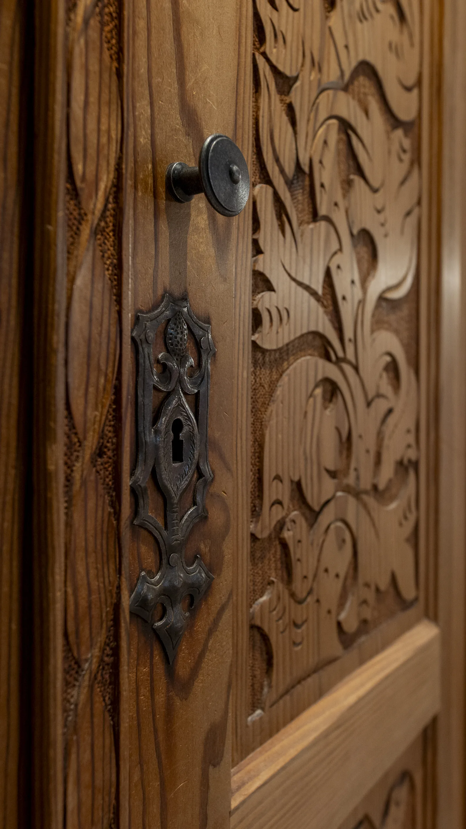 Hand-carved Swiss stone pine door in the Astbergblick apartment