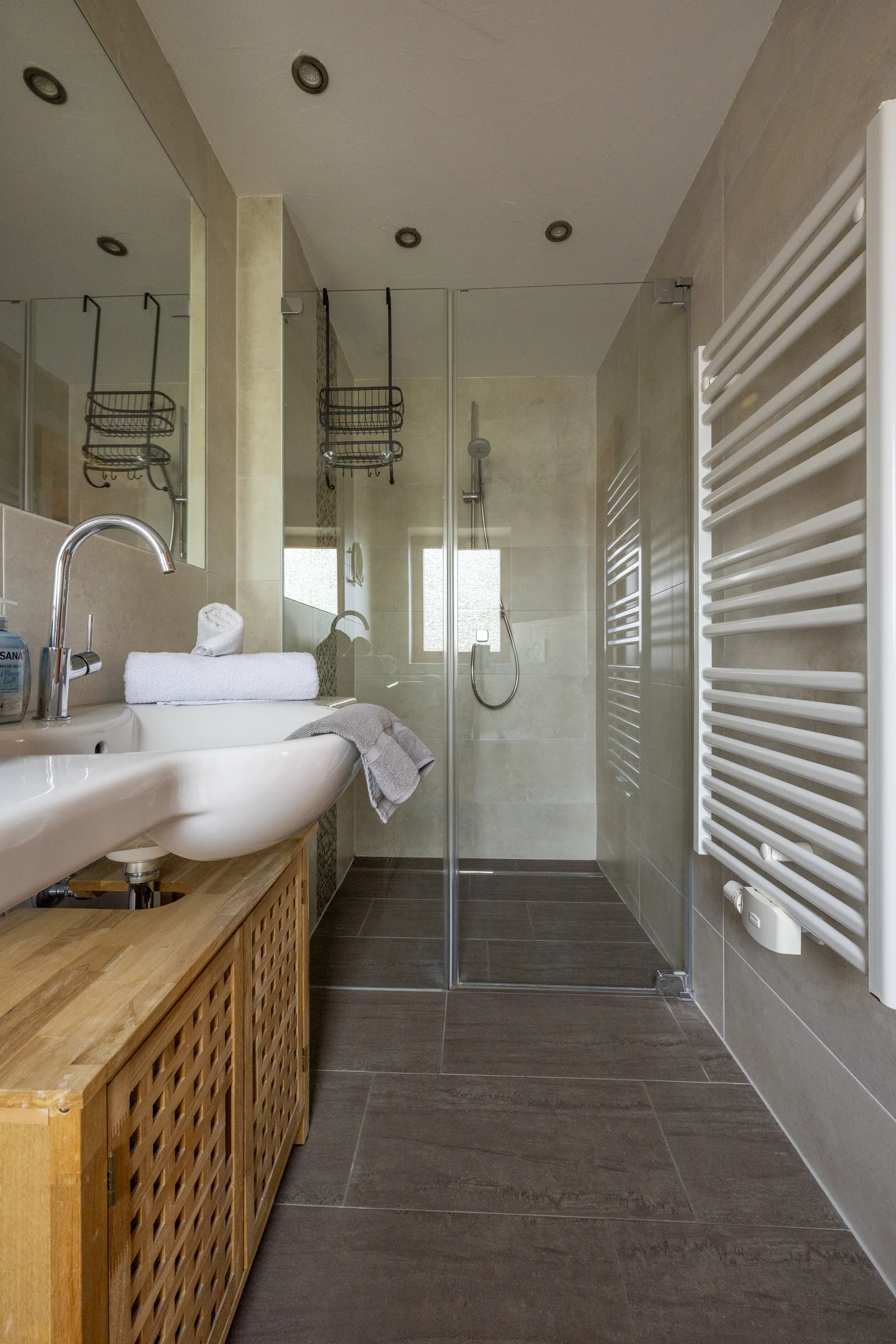 Bathroom in the Astbergblick apartment with double basin