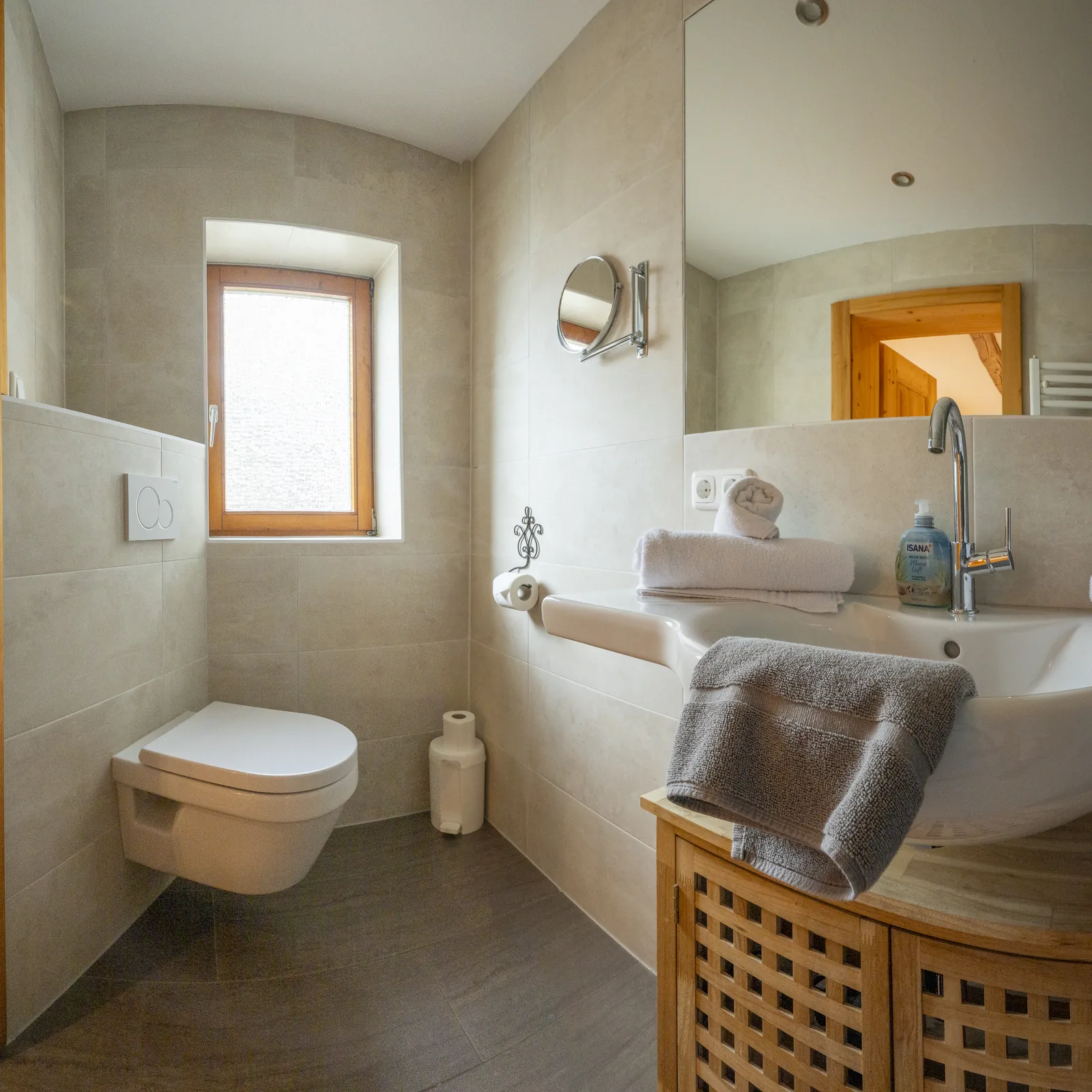 Astbergblick bathroom with bathtub, basin and toilet