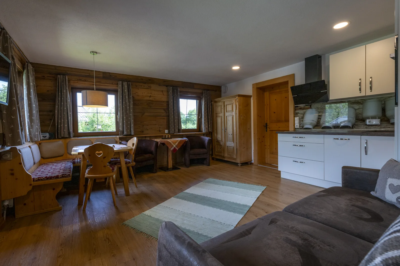 Living and dining area of the Kaiserblick apartment in the Bauernhaus