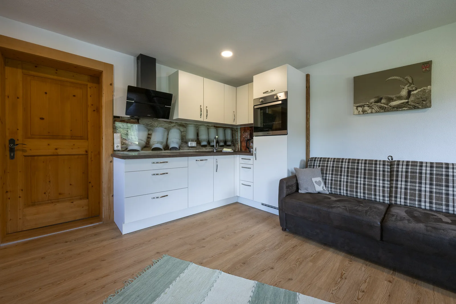 Open kitchen in the Kaiserblick apartment with seating area