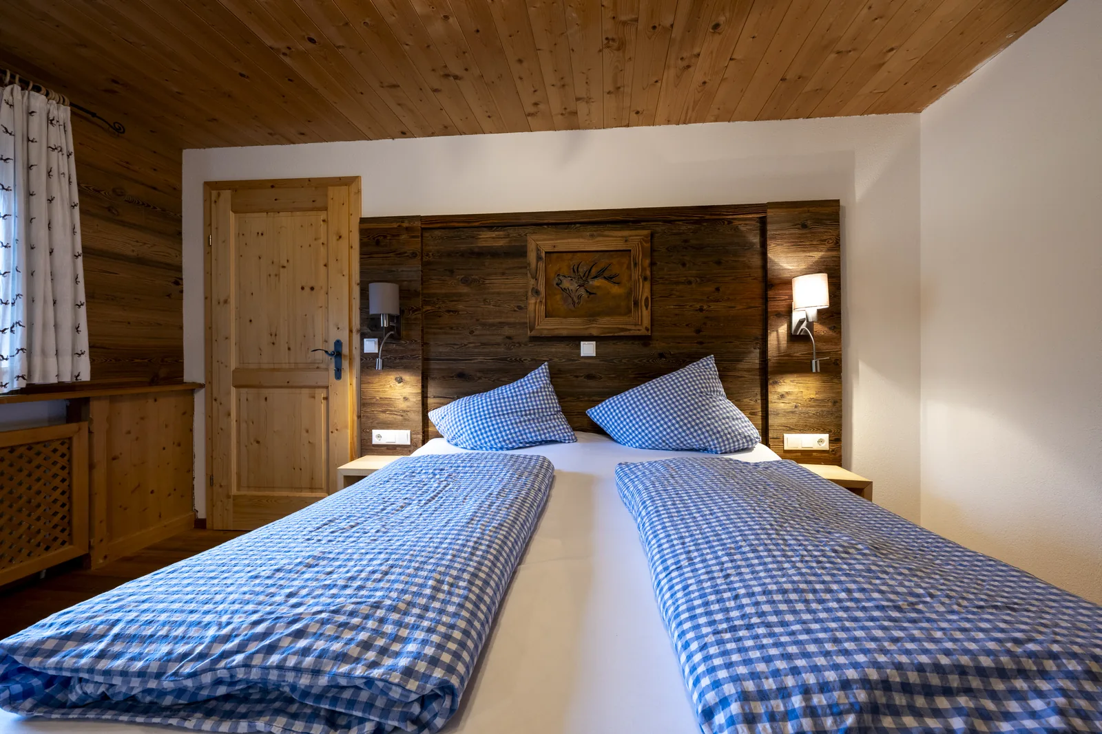 Double bed with checked linen in the Kaiserblick apartment
