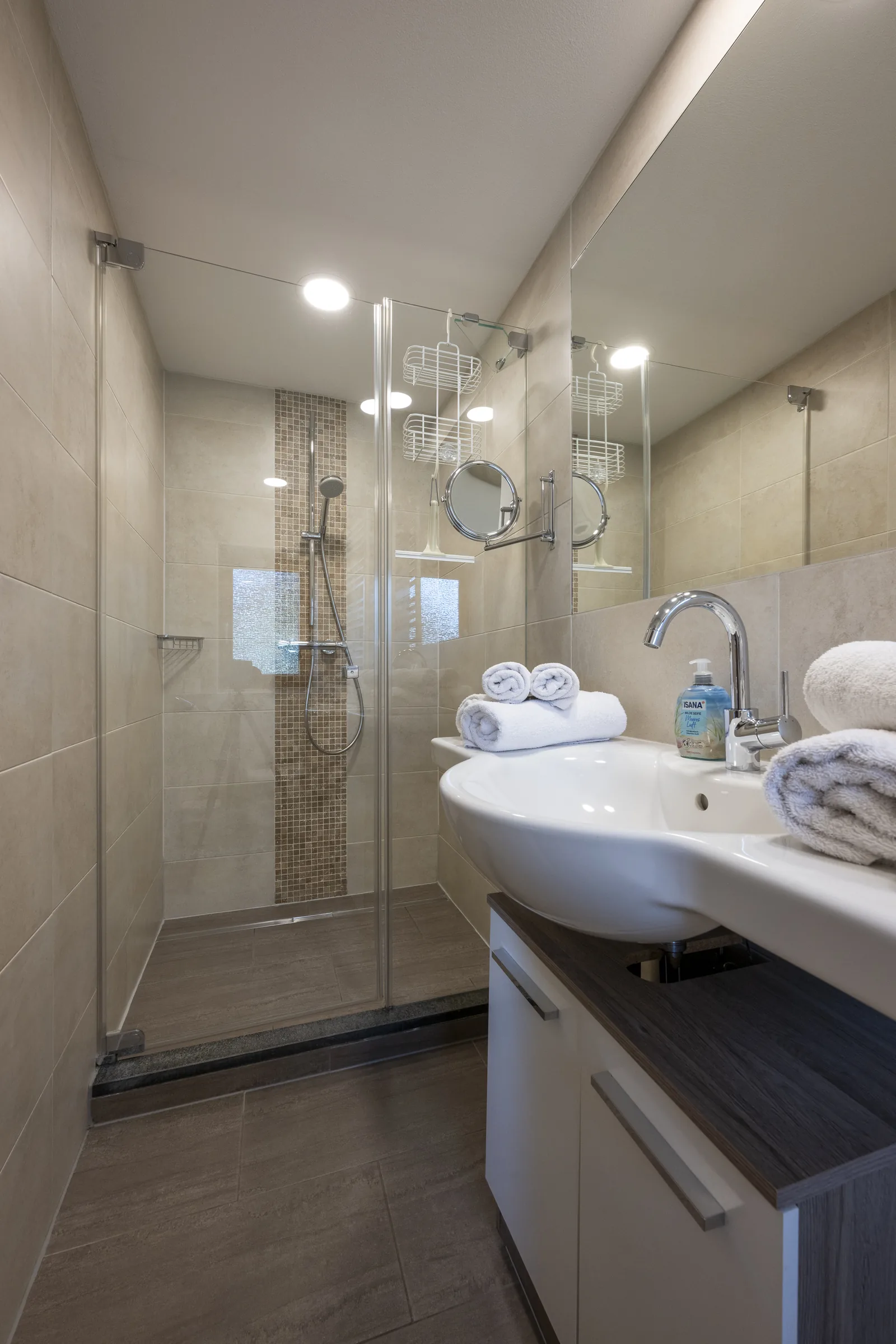 Shower in the bathroom of the Kaiserblick apartment at the Gafalhof