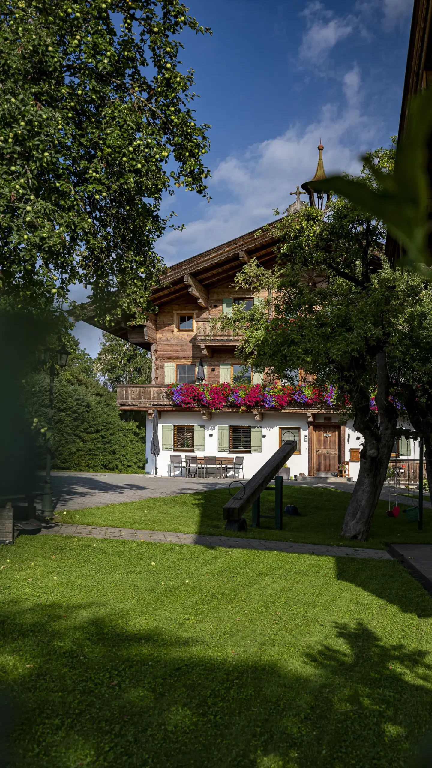 Seitenansicht des Bauernhauses am Gafalhof mit gepflegtem Garten