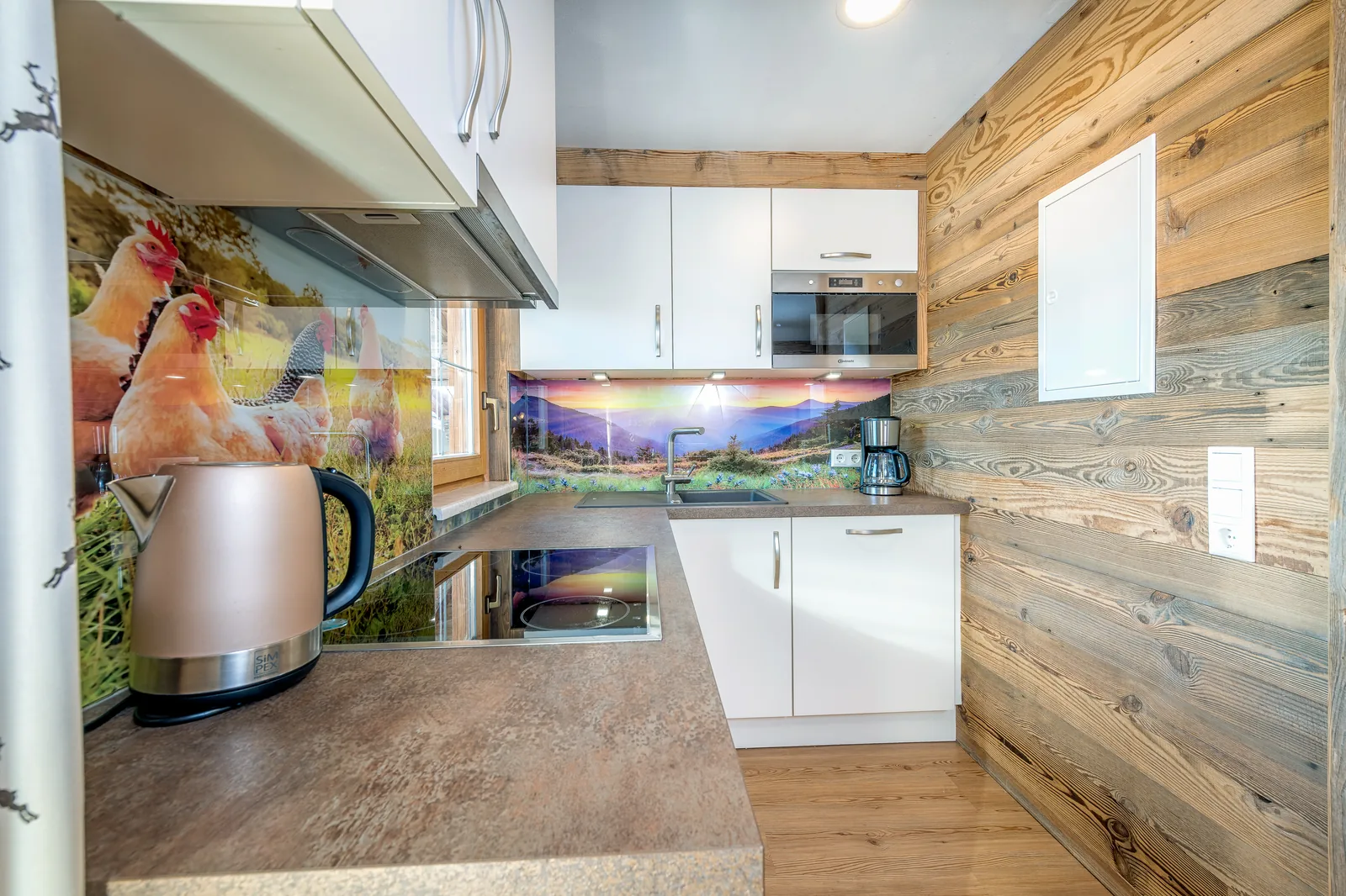 Küche der Ferienwohnung Alpenblick im Bauernhaus am Gafalhof mit Kaffeemaschine und Wasserkocher