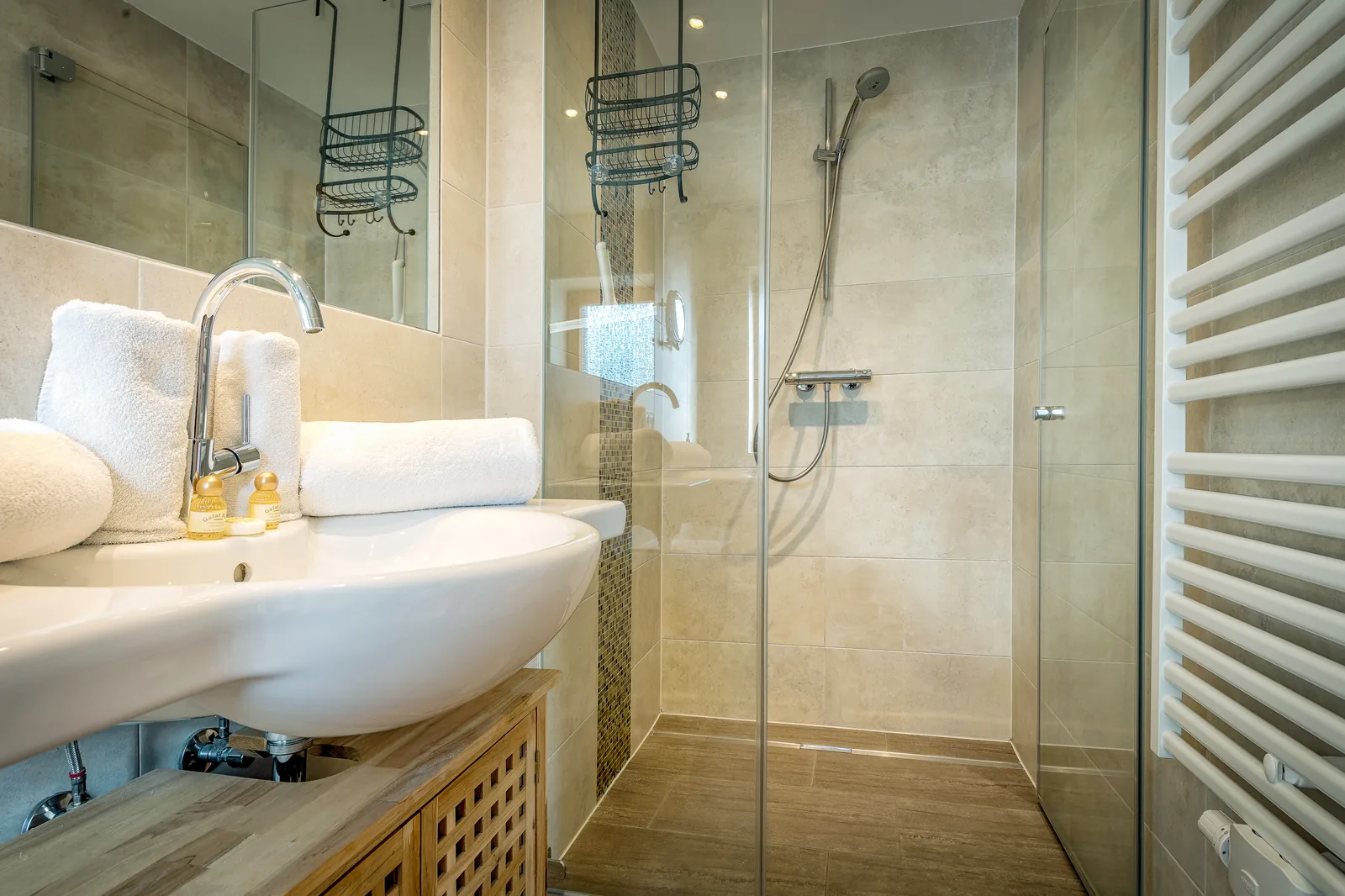 Waschtisch und Regendusche im Badezimmer der Ferienwohnung Astbergblick