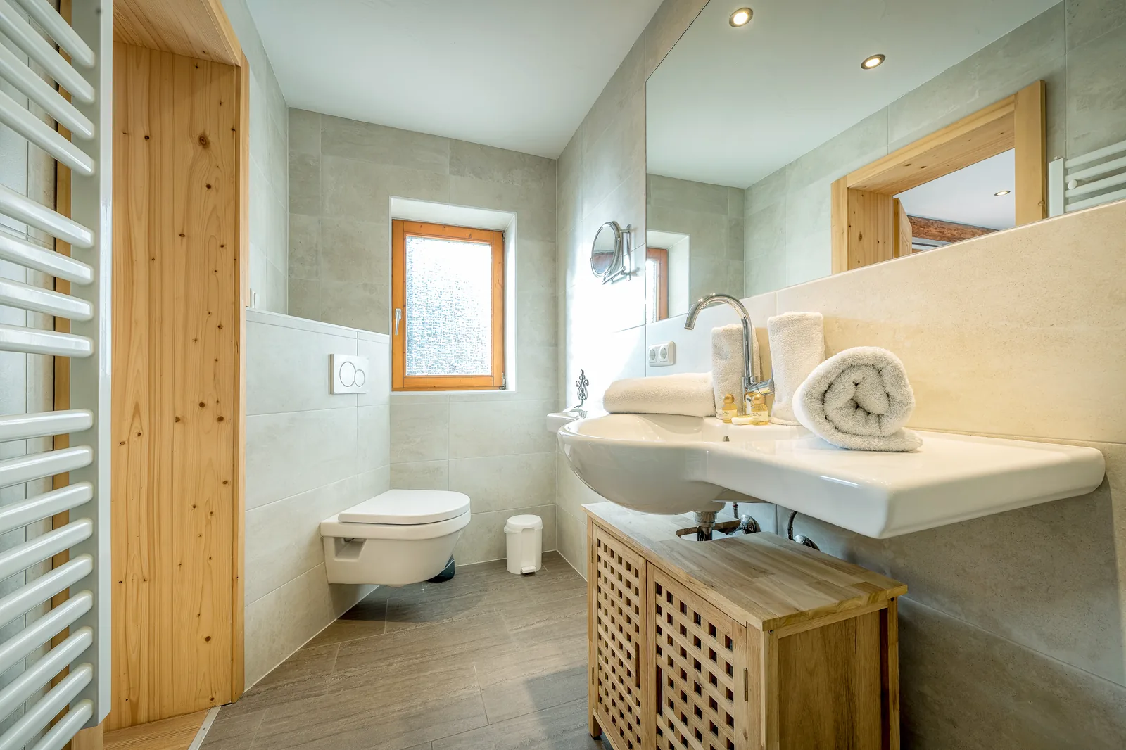 Bad der Ferienwohnung Astbergblick mit Wand-WC, Fenster und Handtuchheizkörper