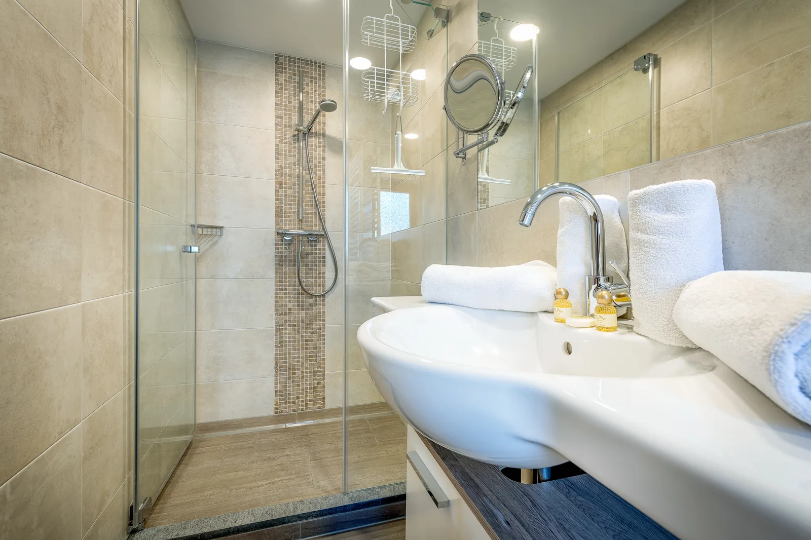 Waschtisch und Regendusche im Bad der Ferienwohnung Kaiserblick am Gafalhof