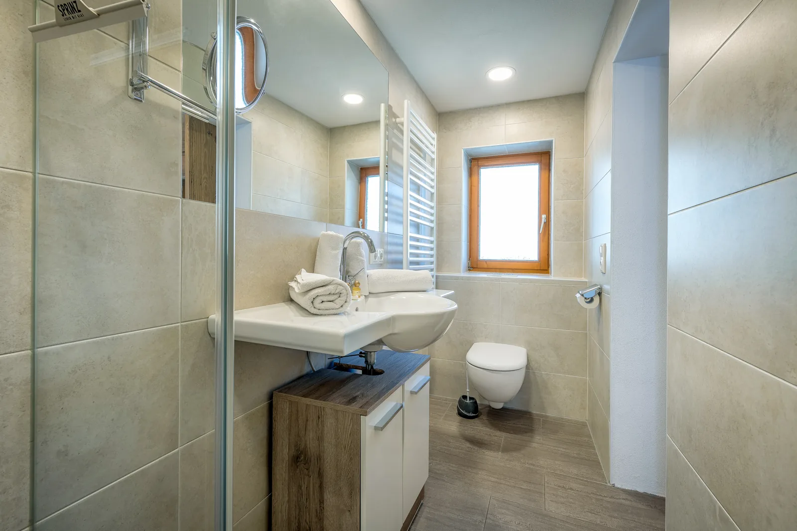 Bad im Kaiserblick mit Wand-WC, Tageslichtfenster und begehbarer Dusche