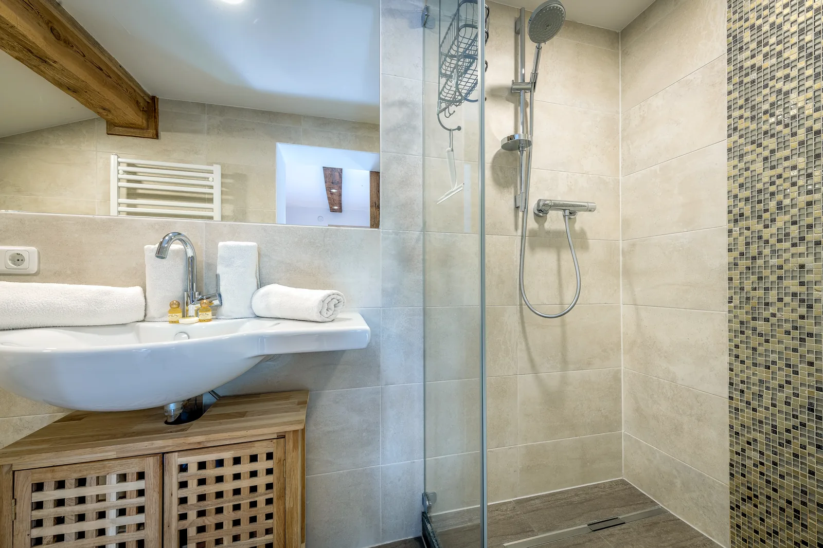 Badezimmer im Sonnblick mit Waschtisch und begehbarer Dusche mit Mosaikstreifen