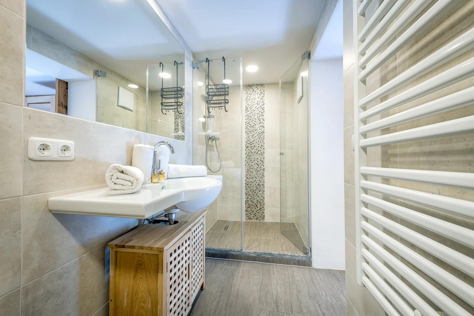 Bad der Ferienwohnung Sonnblick mit Dusche, Waschtisch und Handtuchheizkörper