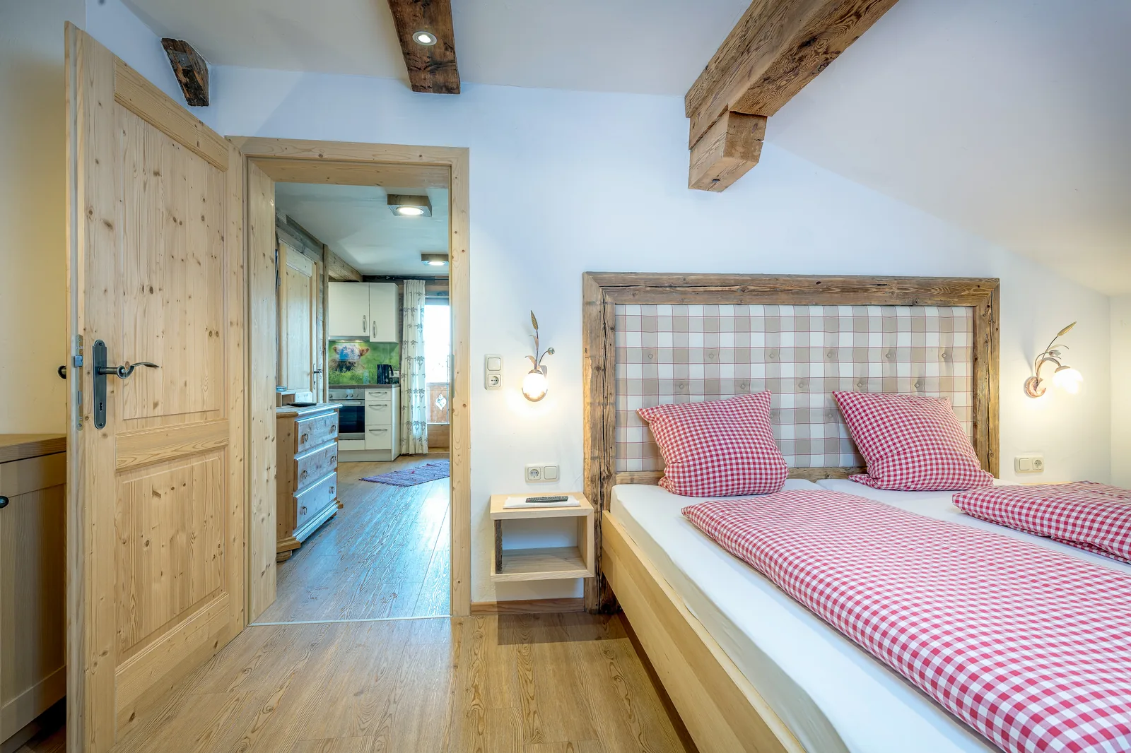 Schlafzimmer im Sonnblick mit Blick durch die offene Tür zur Küche