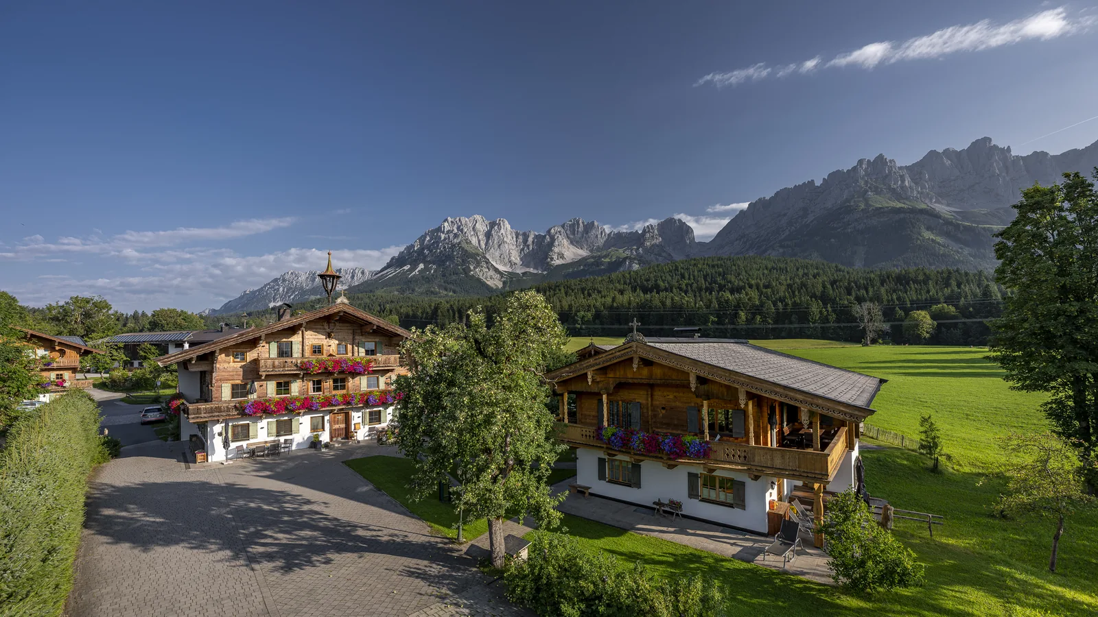 Panoramablick über die Hofanlage vom Gafalhof in Going mit dem Kaisergebirge im Hintergrund