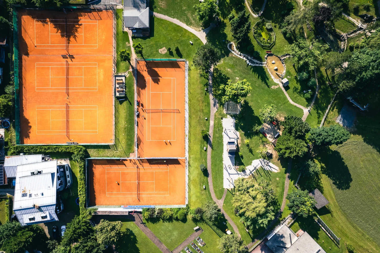 Die Tennisanlage im Kapellenpark Ellmau aus der Luft mit fünf Sandplätzen