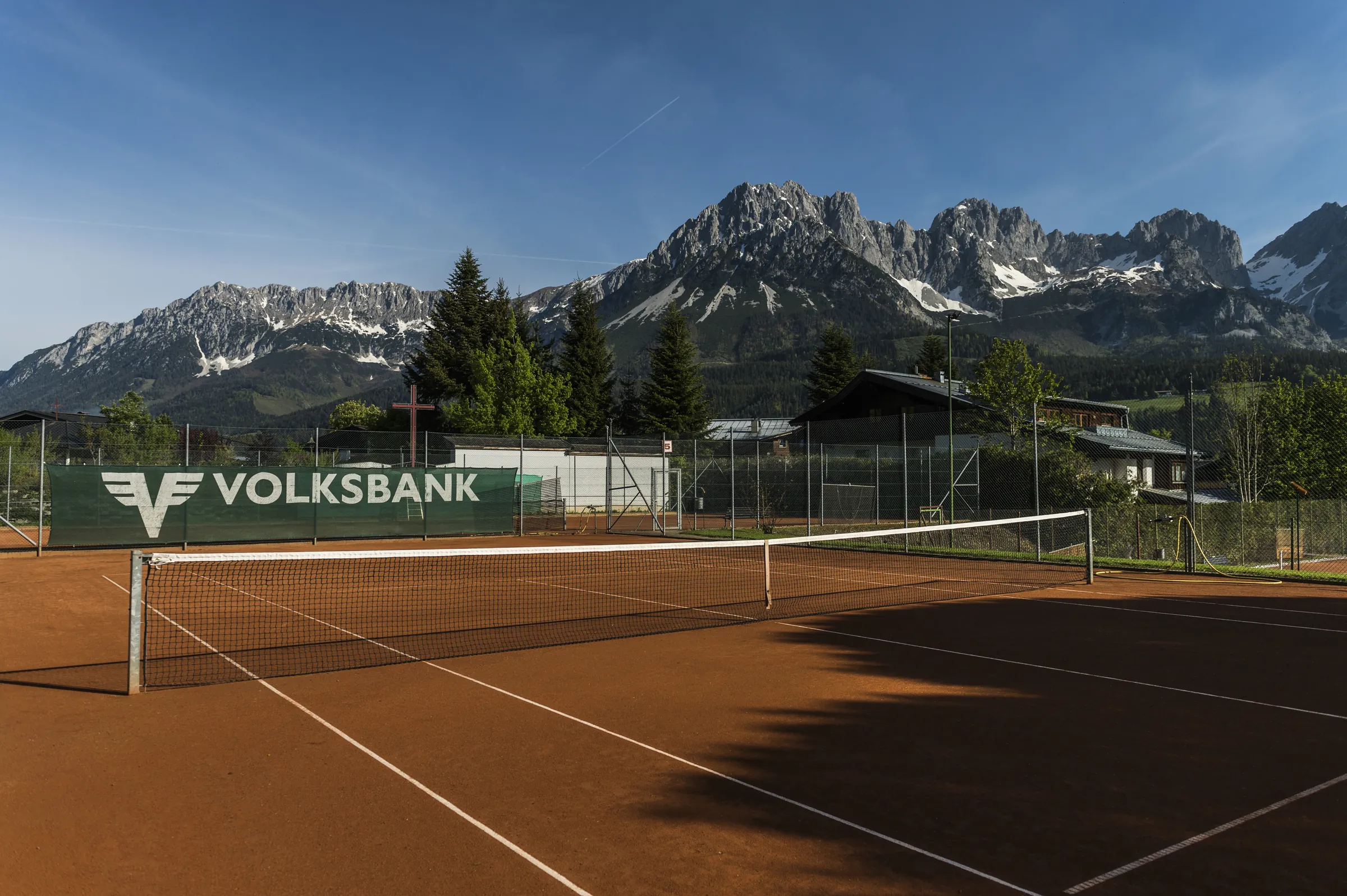 Tennisplatz im Kapellenpark Ellmau vor der Kulisse des Kaisergebirges