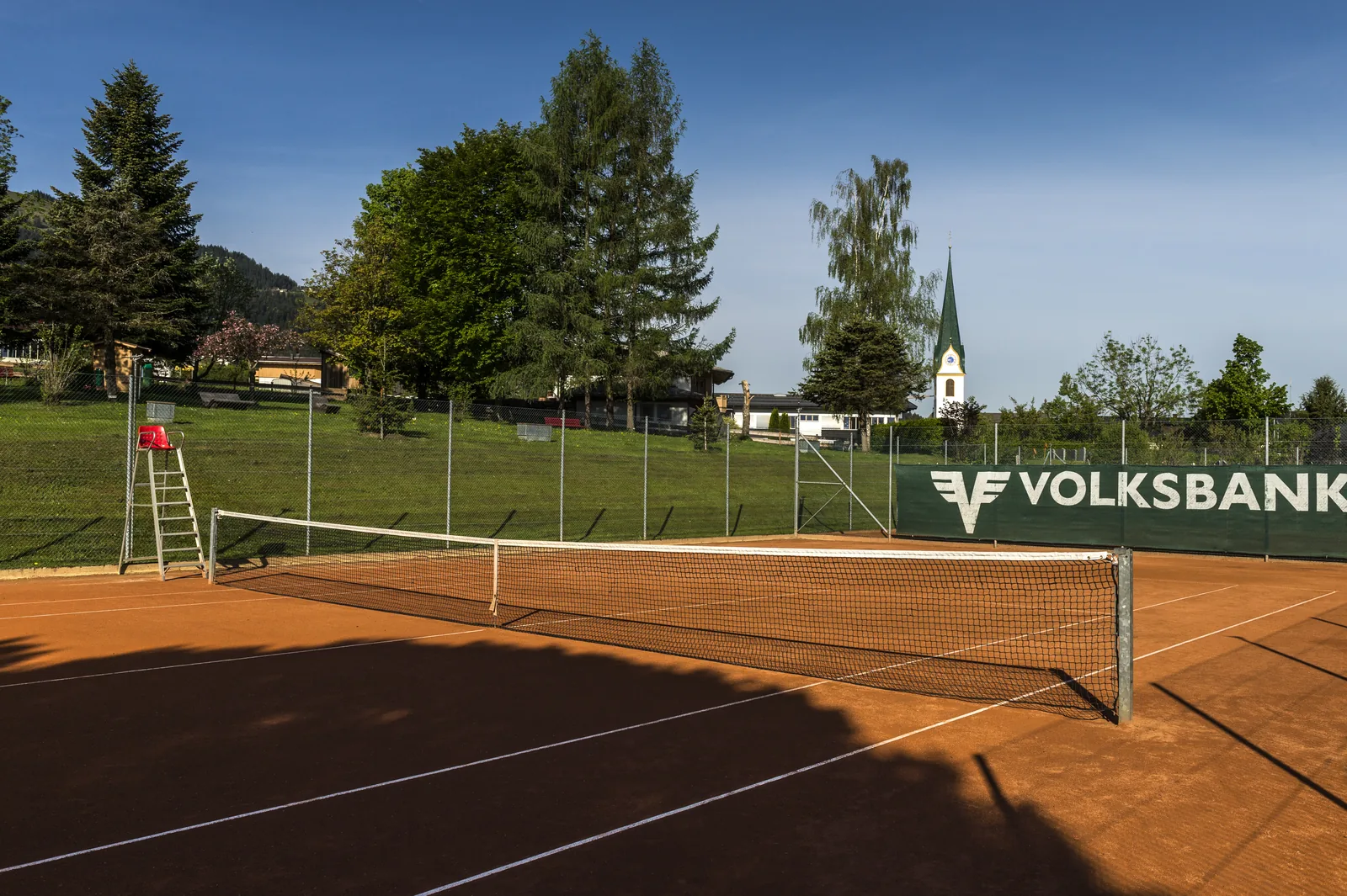 Sandplatz im Kapellenpark Ellmau mit Blick auf den Wilden Kaiser