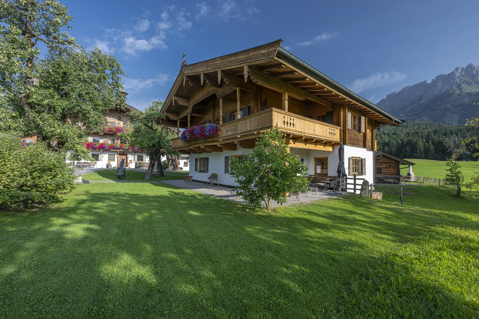 Das Tirolerhaus am Gafalhof mit Kaisergebirge und weiter Wiese