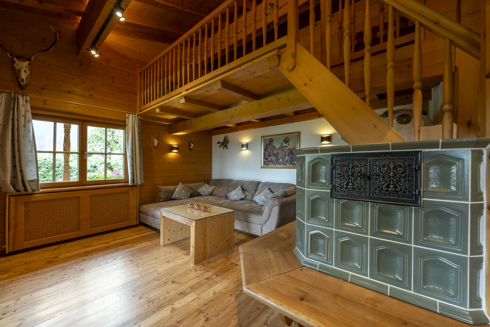 Wohnraum im Tirolerhaus mit offener Galerie und Holzbalken