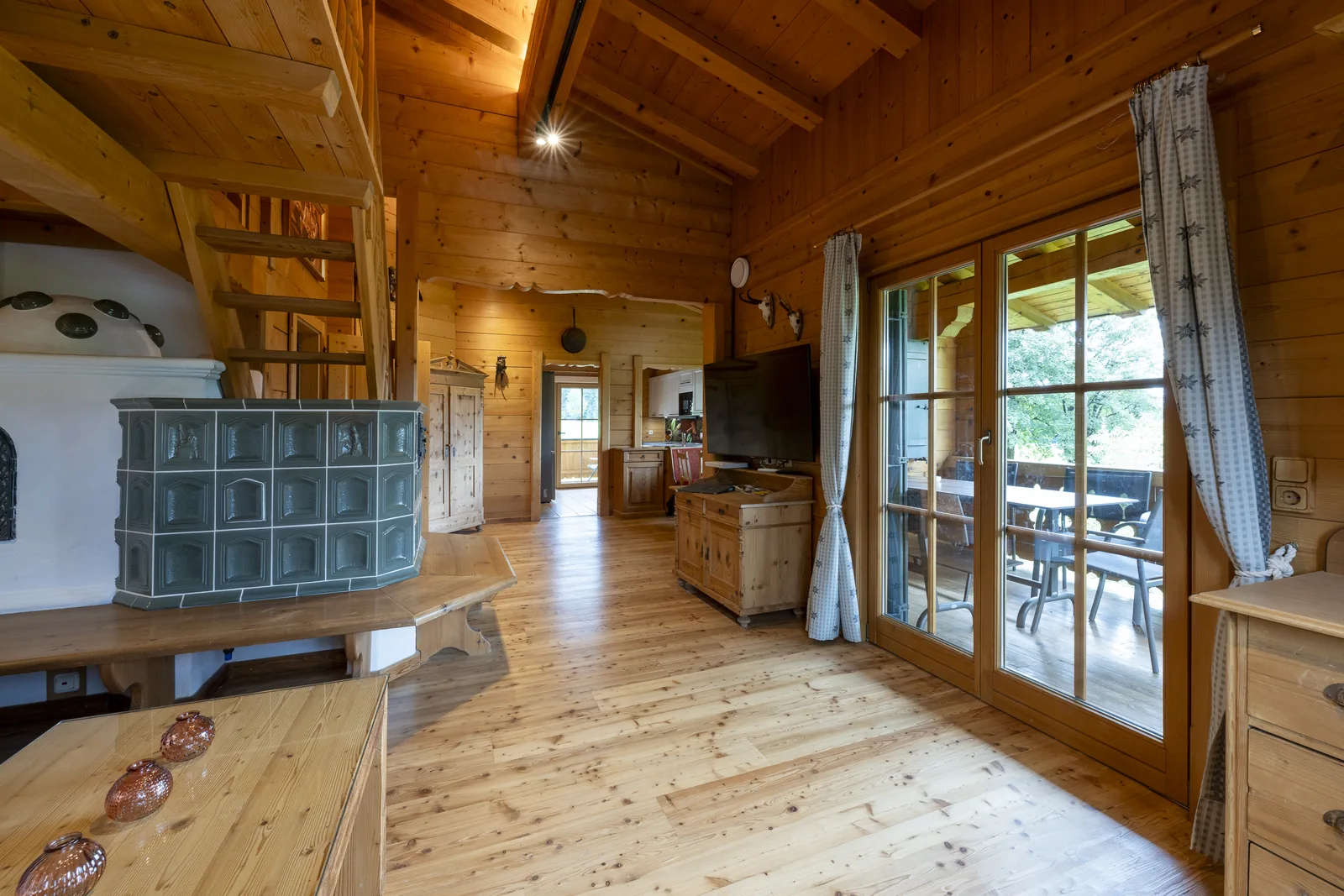 Blick durch den Wohnraum der Ferienwohnung Tirolerhaus zur Terrasse