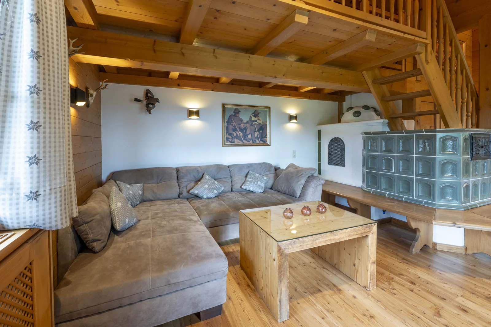 Wohnzimmer im Tirolerhaus Obergeschoss mit Eckbank und Kachelofen