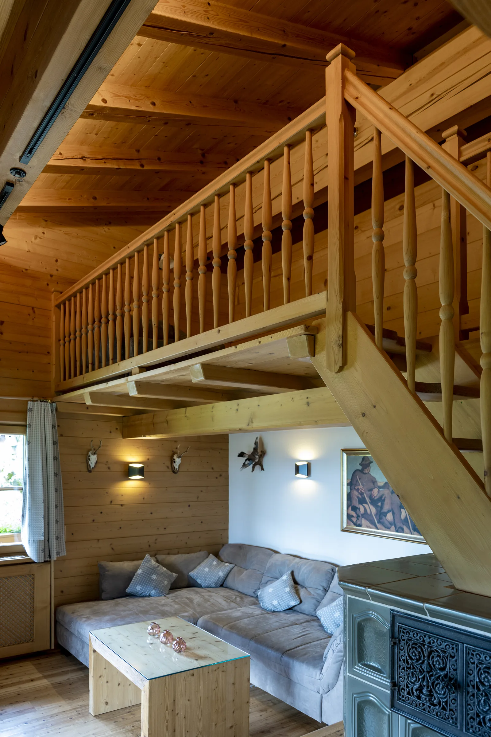 Blick von der Galerie in den Wohnraum des Tirolerhauses