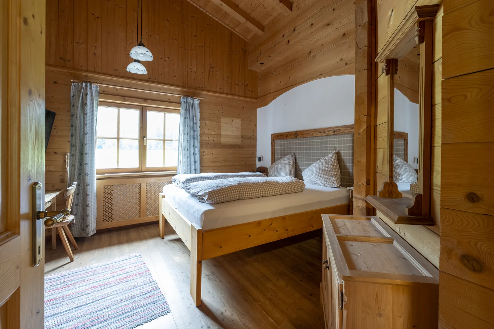 Schlafzimmer im Tirolerhaus Obergeschoss mit Doppelbett
